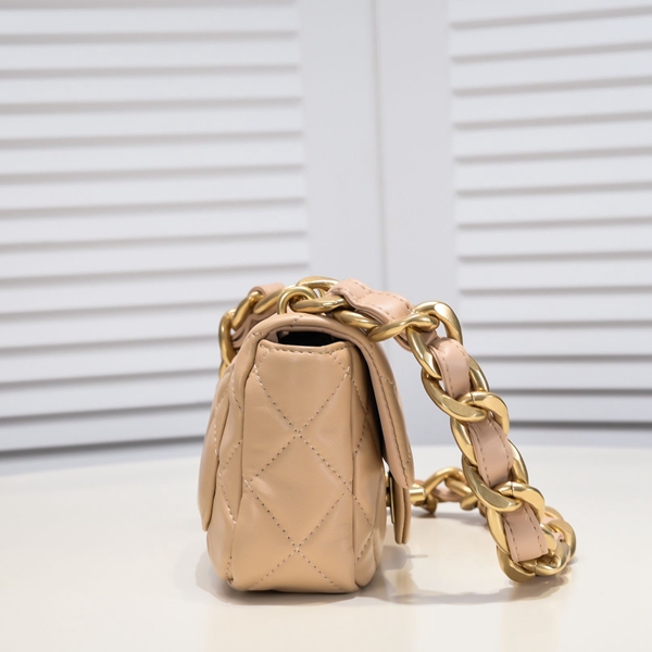 シャネルバッグ背面デザイン